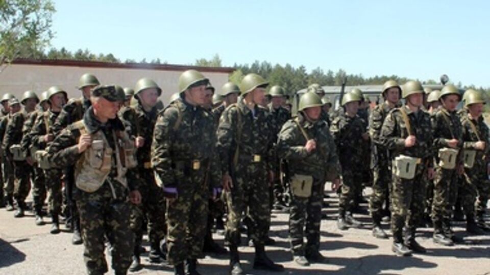 Солдаты срочной службы в АТО участия не принимают.