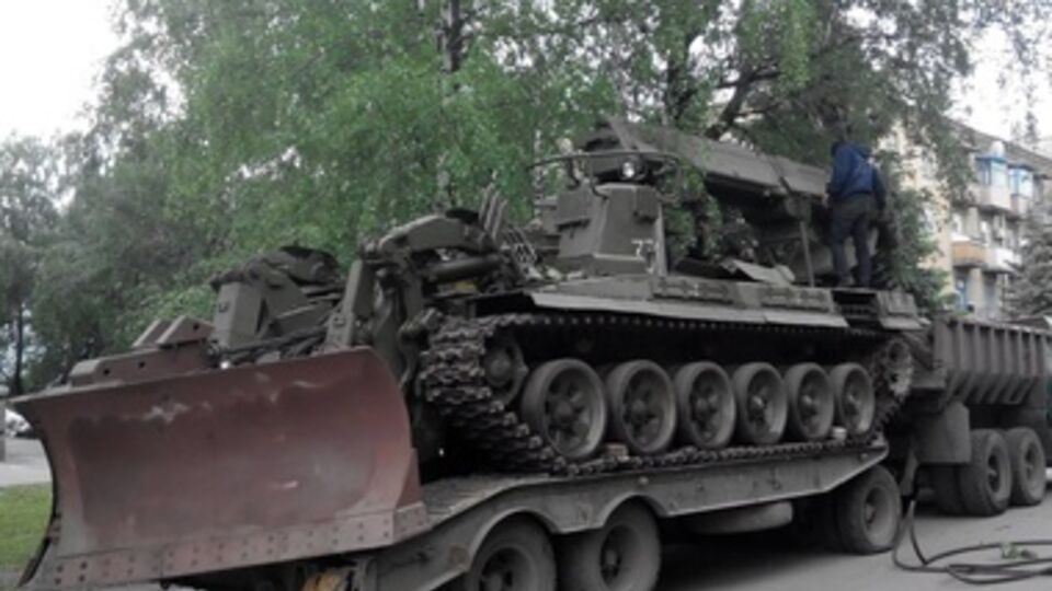 Машина предназначена для прокладки дорог в пересеченной местности