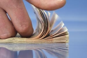 Доллар остается в пределах в 12 грн