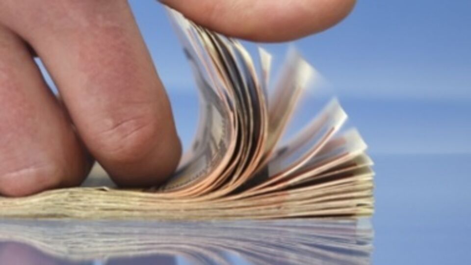 Доллар остается в пределах в 12 грн