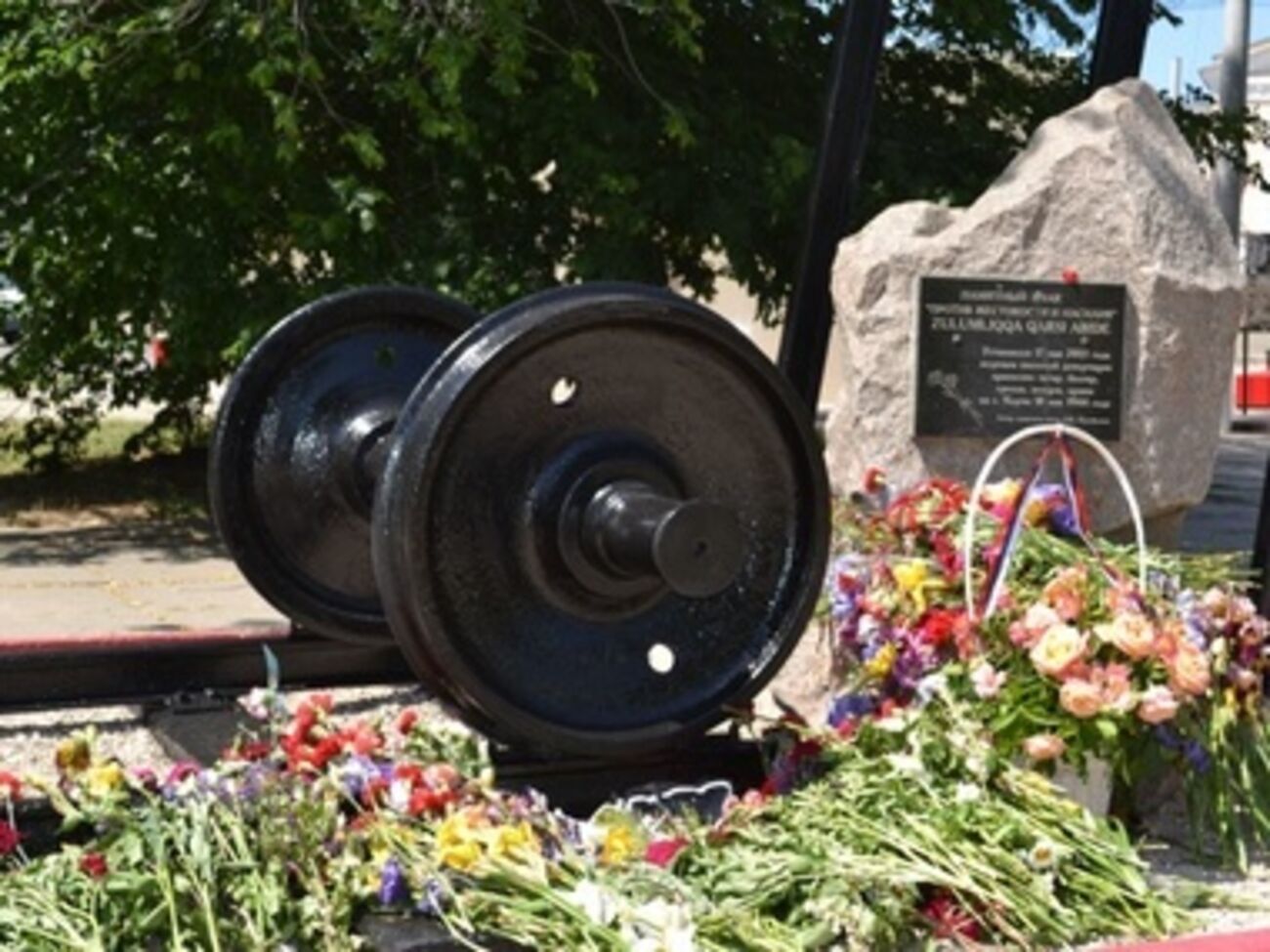 К памятнику жертвам&nbsp;депортированных народов возложили цветы, среди которых было много желтых и синих ирисов