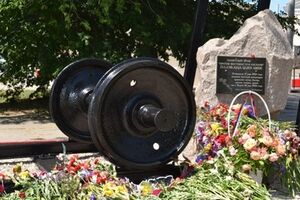 К памятнику жертвам депортированных народов возложили цветы, среди которых было много желтых и синих ирисов