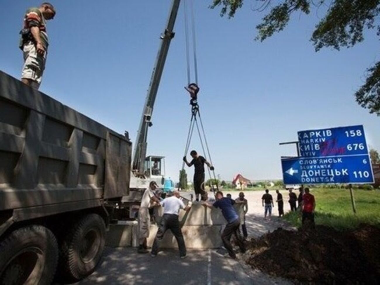 Для укреплелия баррикад сепаратисты используют строительную технику