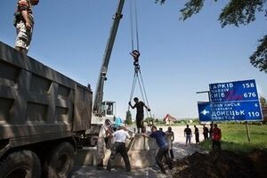 Для укреплелия баррикад сепаратисты используют строительную технику