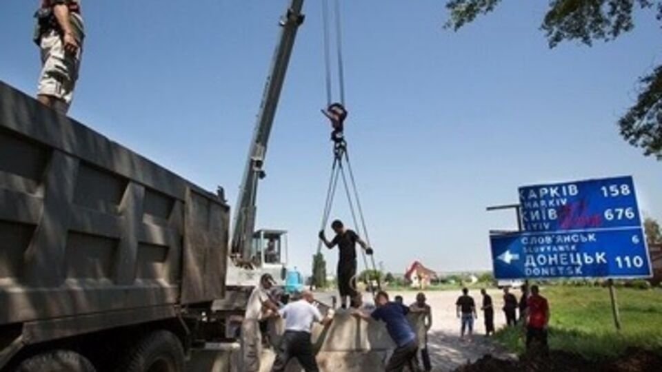 Для укреплелия баррикад сепаратисты используют строительную технику