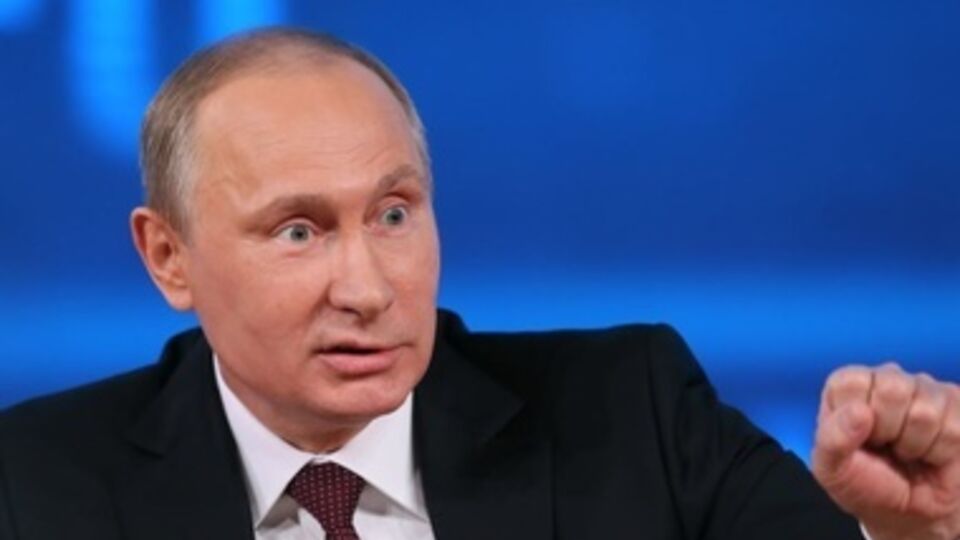 Владимир Путин своими действиями "применяет" самые жесткие санкции по отношению к своему государству