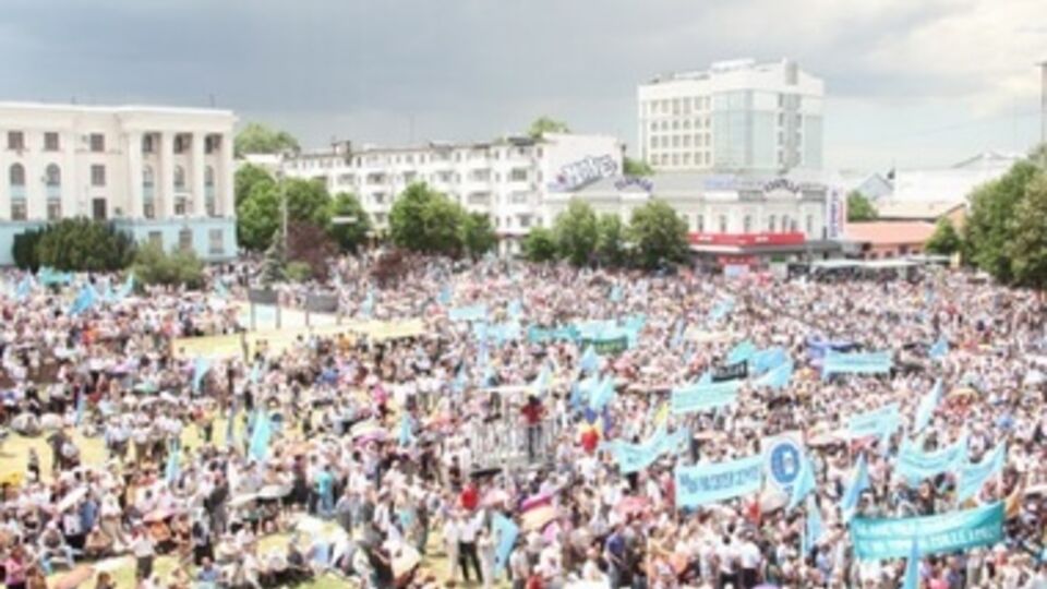 Траурный митинг в Симферополе, 2013 год.