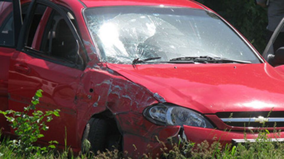 Террористы Луганска обстреляли автомобиль