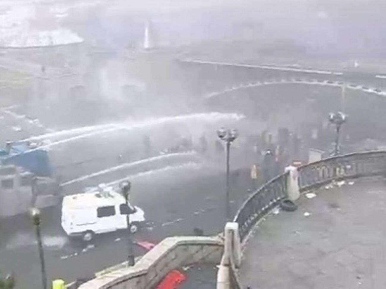 Водомет на Институтской при&nbsp; минусовой температуре поливает активистов Майдана