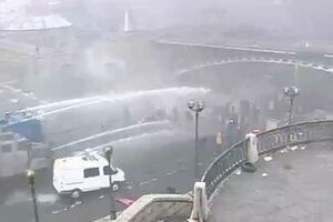 Водомет на Институтской при минусовой температуре поливает активистов Майдана