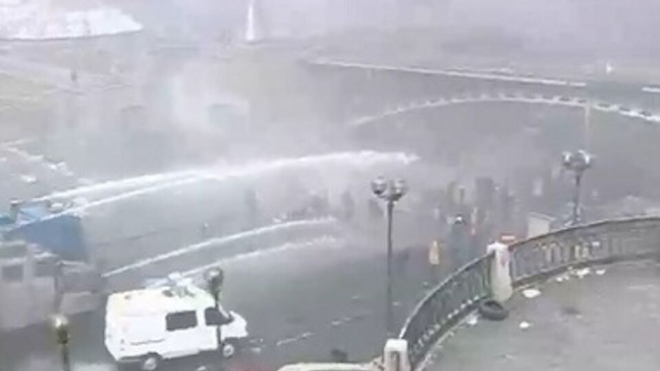 Водомет на Институтской при минусовой температуре поливает активистов Майдана