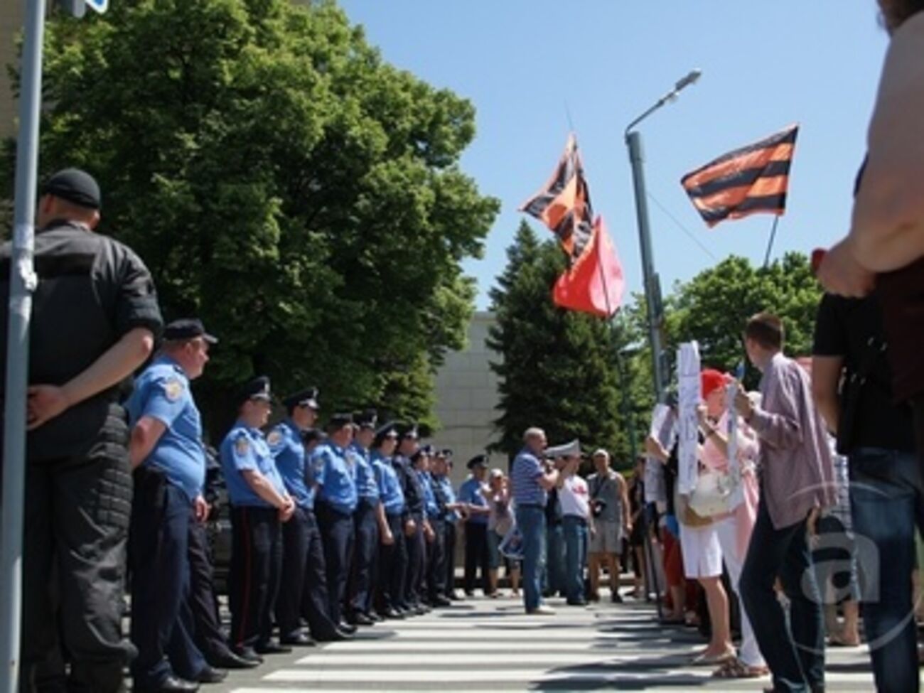 Возле отеля, где проходит круглый стол, усиленно дежурит милиция