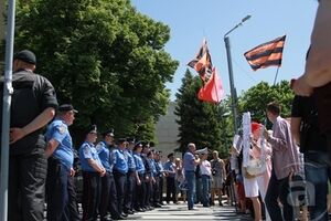 Возле отеля, где проходит круглый стол, усиленно дежурит милиция