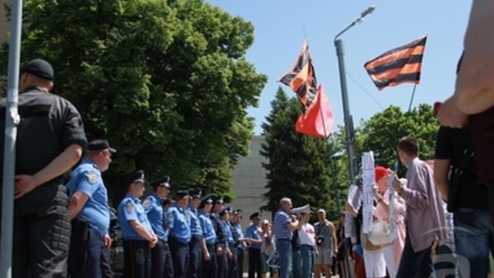 Возле отеля, где проходит круглый стол, усиленно дежурит милиция