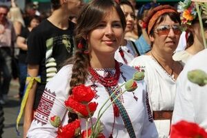 Мегамарш в вышиванках проходит дважды в год (весной и осенью) с 2008 года