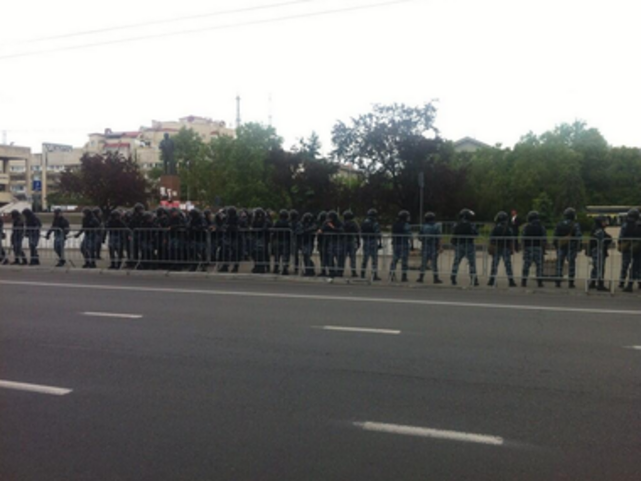 На площади Ленина силовики отрабатывают антитеррористические действия