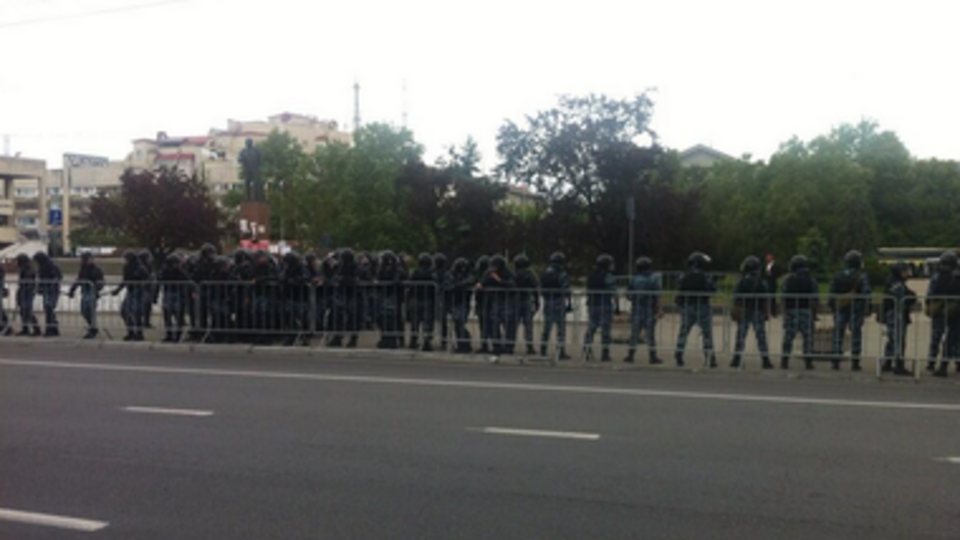 На площади Ленина силовики отрабатывают антитеррористические действия