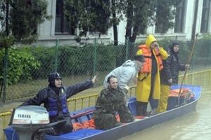 Спасатели эвакуировали десятки тысяч человек