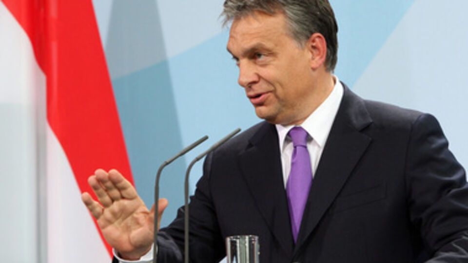 Венгерский премьер Виктор Орбан 17 мая снова заявил, что венграм Украины необходимо предоставить двойное гражданство и автономию