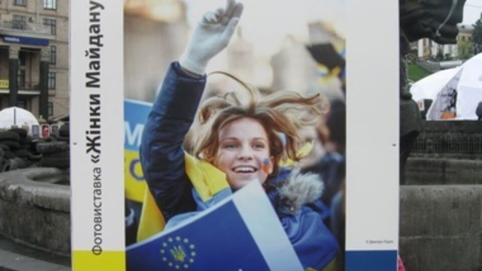 Выставку посвятили украинским женщинам, которые принимали участие в массовых акциях протеста в Киеве с ноября 2013-го года по февраль 2014-го