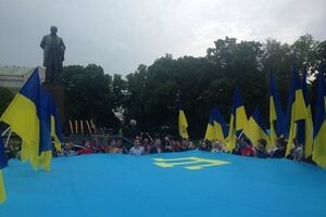 Флаг сделан из цельного полотна ткани, его размер был ограничен только возможностями швейной фабрики