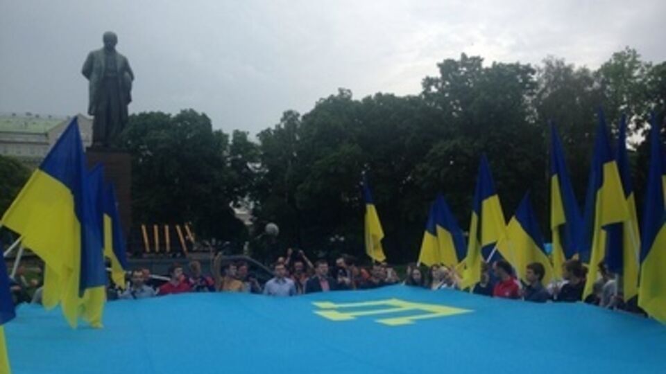 Флаг сделан из цельного полотна ткани, его размер был ограничен только возможностями швейной фабрики