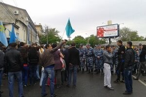 Участников митинга окружили бойцы ОМОНа