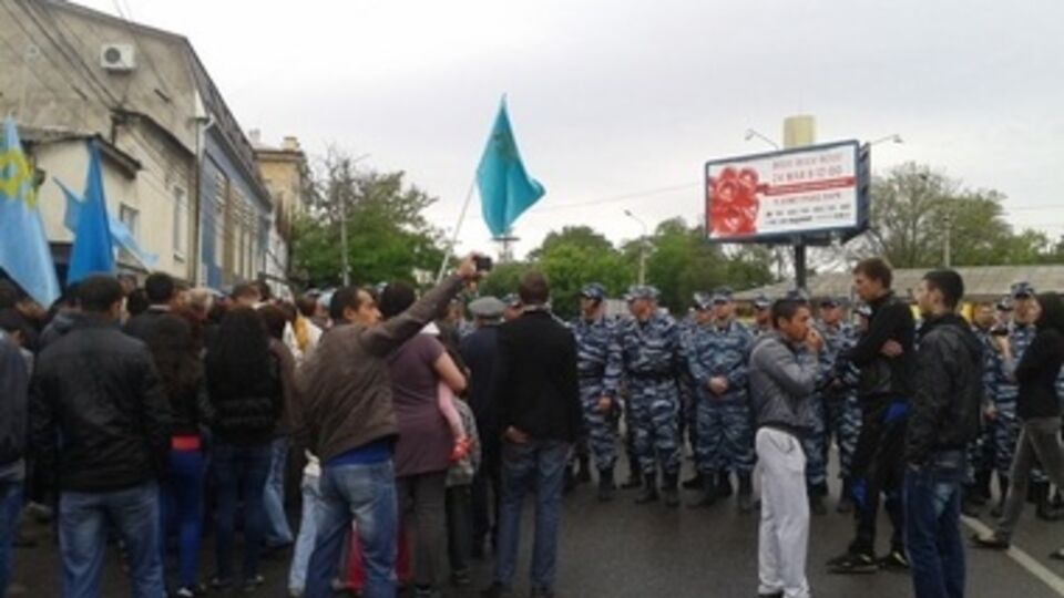 Участников митинга окружили бойцы ОМОНа