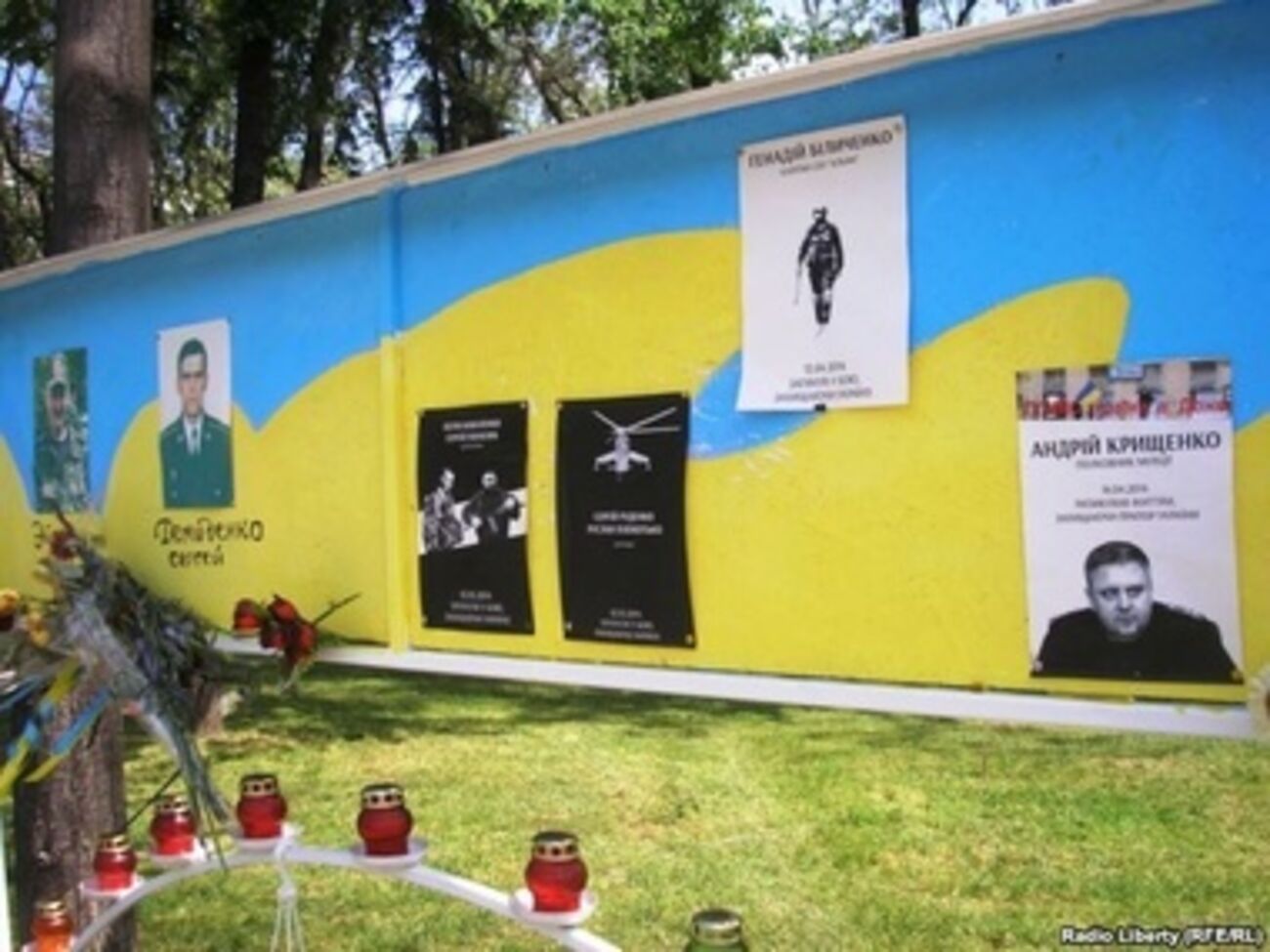 Активисты восстановили стену памяти