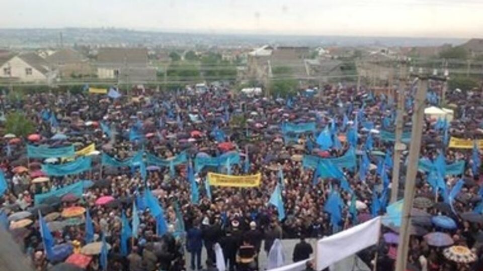 Больше 10 тысяч татар собрались в районе Ак-Мечеть на окраине Симферополя. Фоторепортаж