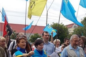 Участники пикета спели переведенный на украинский язык гимн крымскотатарского народа