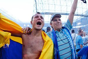 Днепряне празднуют историческую победу.