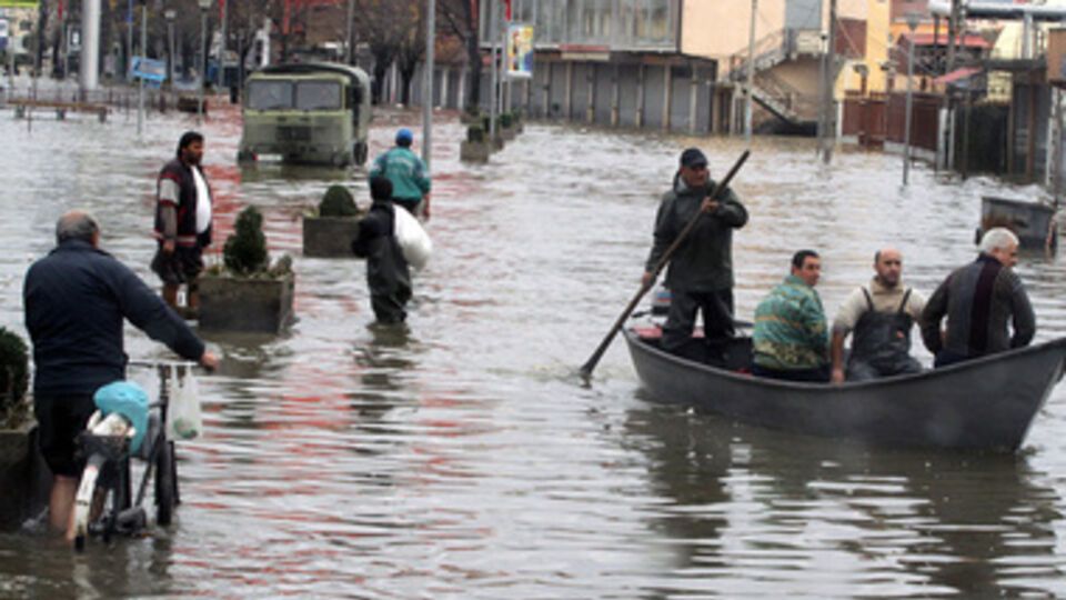 Хорватская специальная полиция помогает пострадавшим от наводнения в белградском округе <span c