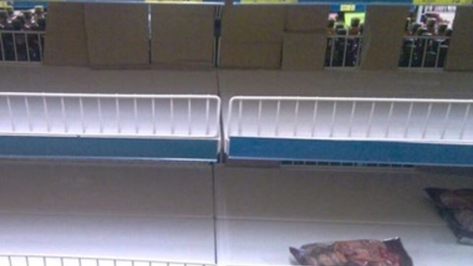 Пустые прилавки супермаркета "АТБ" в Керчи