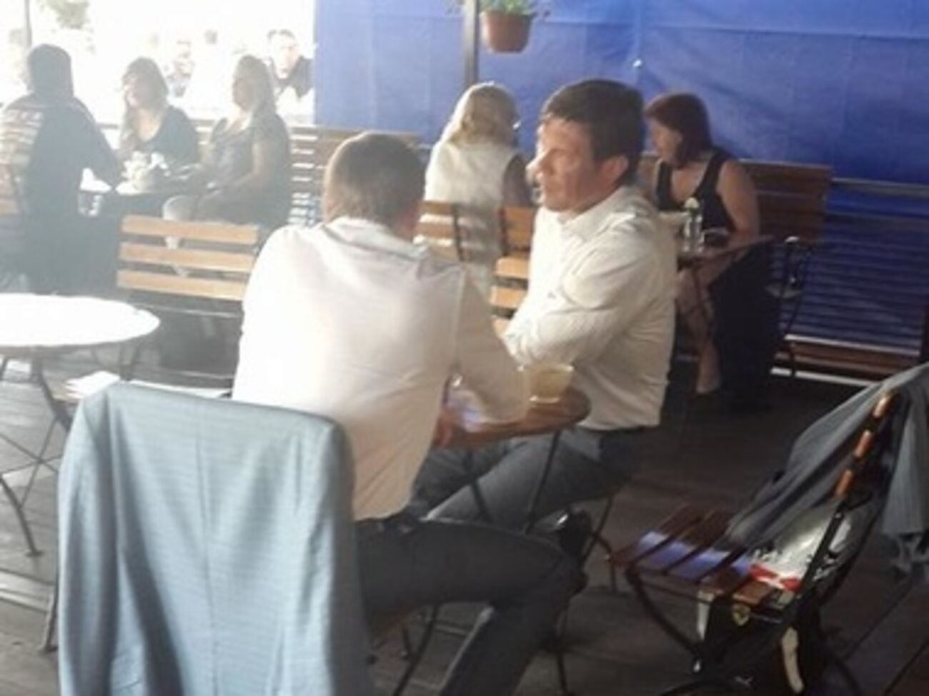 Царев в компании сына Пшонки на Киевском вокзале в Москве.