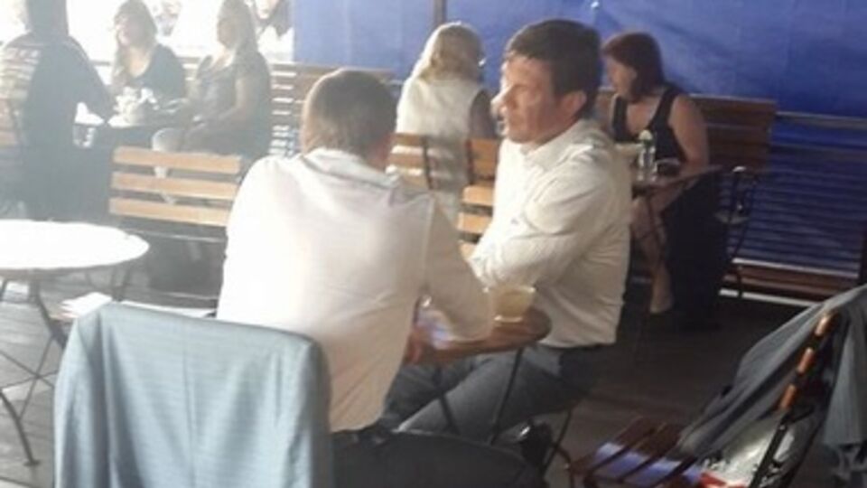 Царев в компании сына Пшонки на Киевском вокзале в Москве.