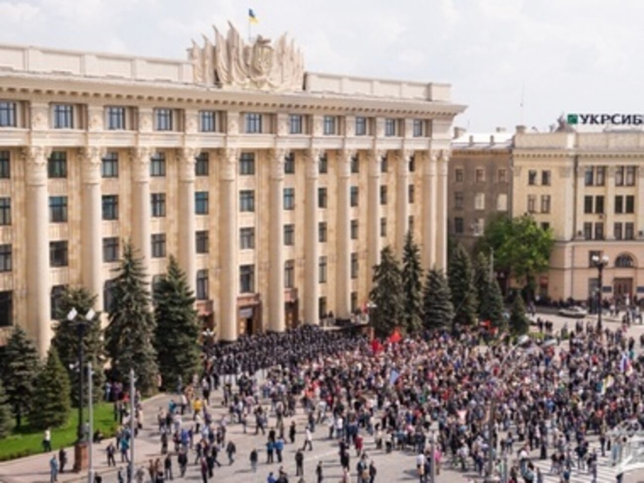 В Харькове во время празднования 1 Мая сожгли украинский флаг