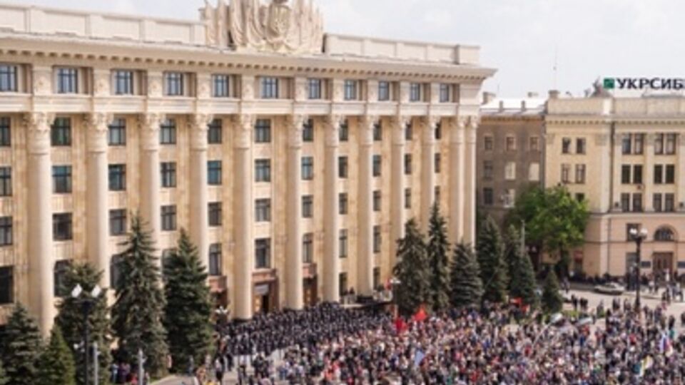 В Харькове во время празднования 1 Мая сожгли украинский флаг