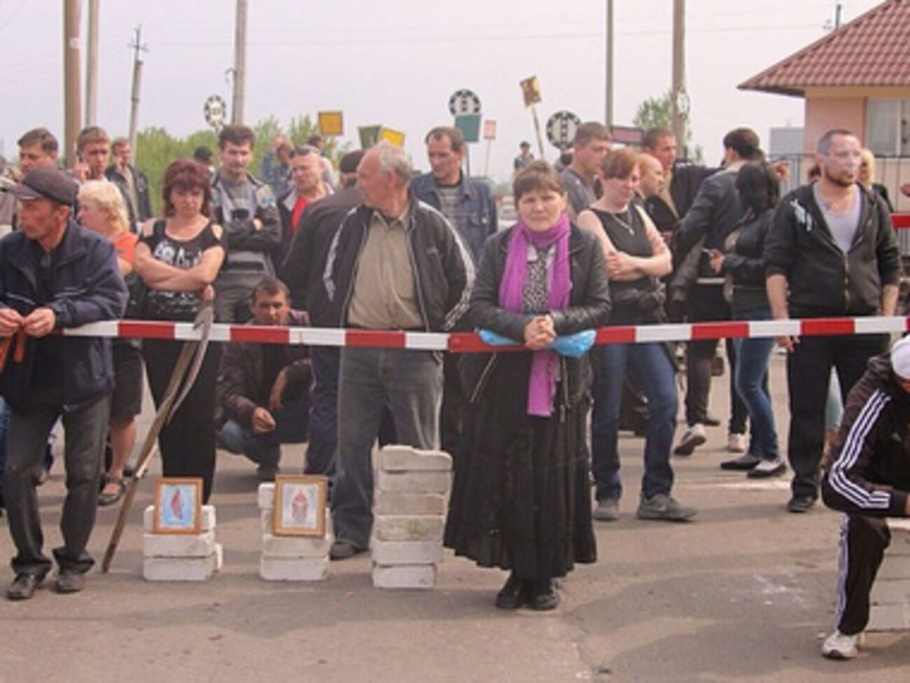 Жители славянска на одном из блокпостов