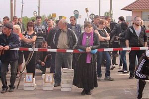 Жители славянска на одном из блокпостов