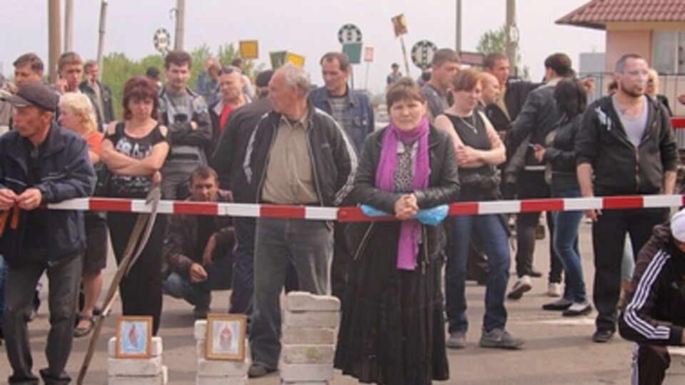 Жители славянска на одном из блокпостов