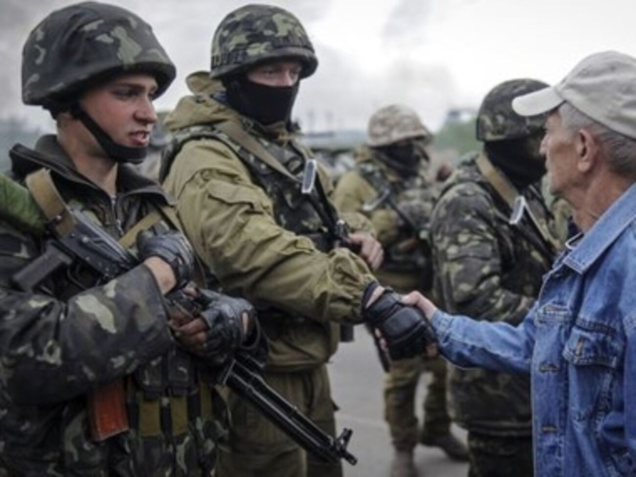 Бойцы Нацгвардии общаются с местным населением