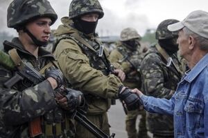 Бойцы Нацгвардии общаются с местным населением