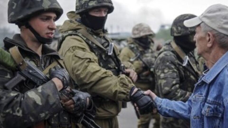 Бойцы Нацгвардии общаются с местным населением