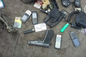 У задержанных в Славянске сепаратистов нашли нож, пистолет и украинский паспорт. Фоторепортаж