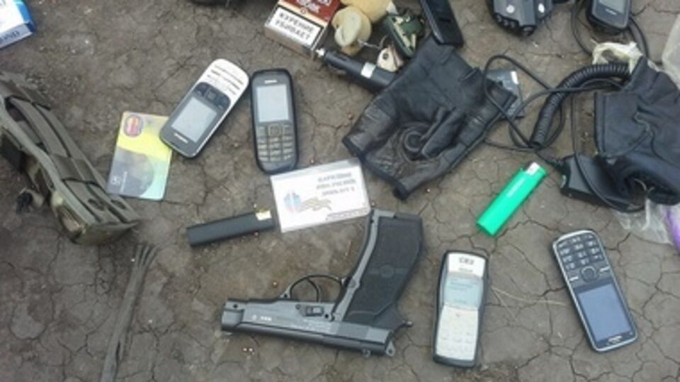 У задержанных в Славянске сепаратистов нашли нож, пистолет и украинский паспорт. Фоторепортаж