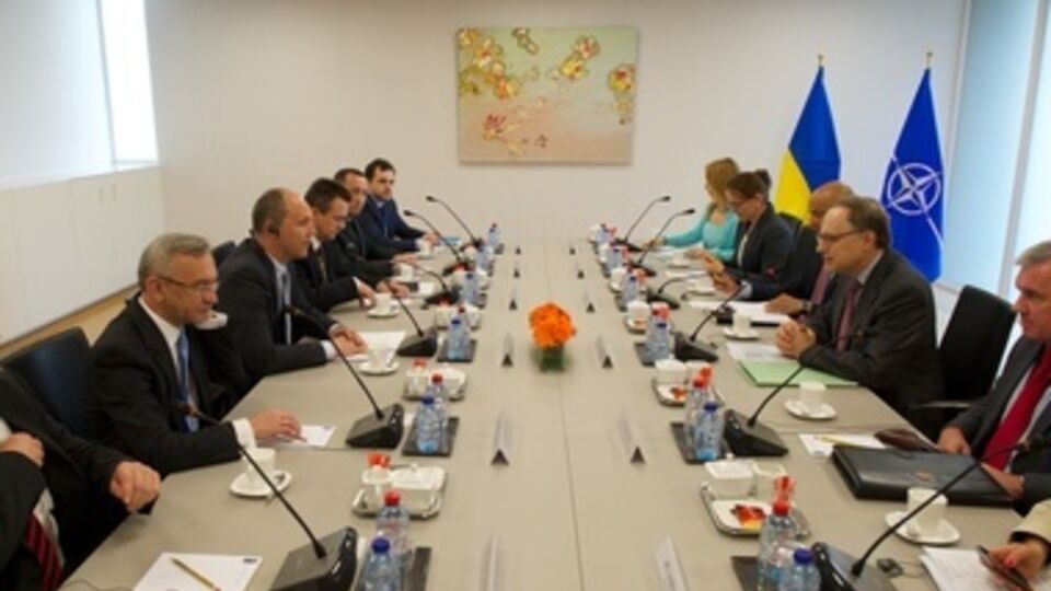 Накануне секретарь СНБО Андрей Парубий встретился с генералом Александром Вершбоу