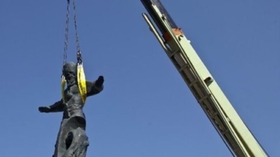 Демонтаж памятника гетману Сагайдачному в Севастополе