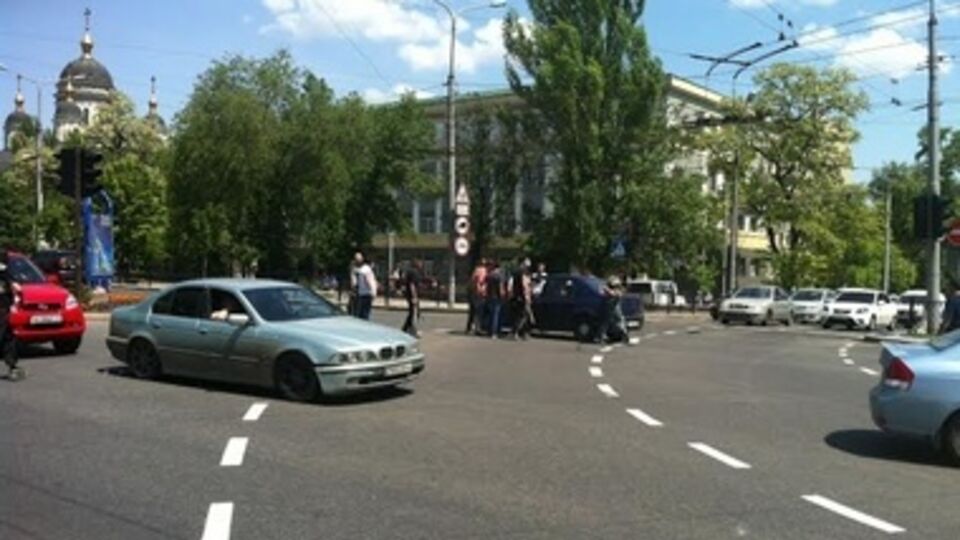 Нападающие требуют у всех, кто снимает их действия, стереть записи
