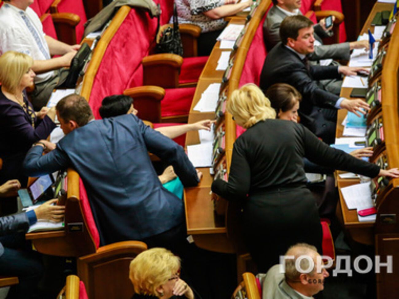 Депутаты не стеснялись голосовать за двоих